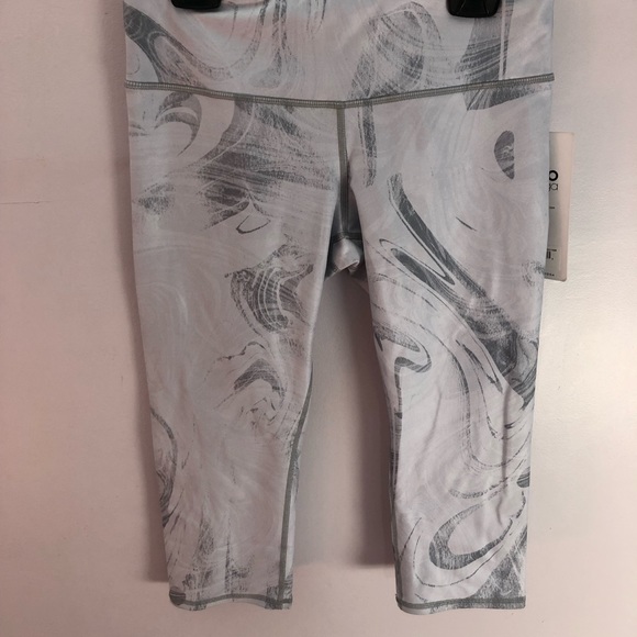 Alo yoga NWT aire brush capri - Picture 2 of 5